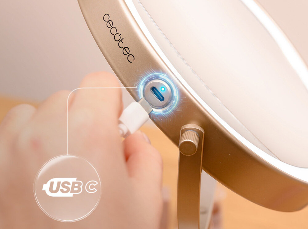 Zbliżenie na złote lusterko kosmetyczne z logo \'cecotec\', do którego podłączany jest kabel USB-C.