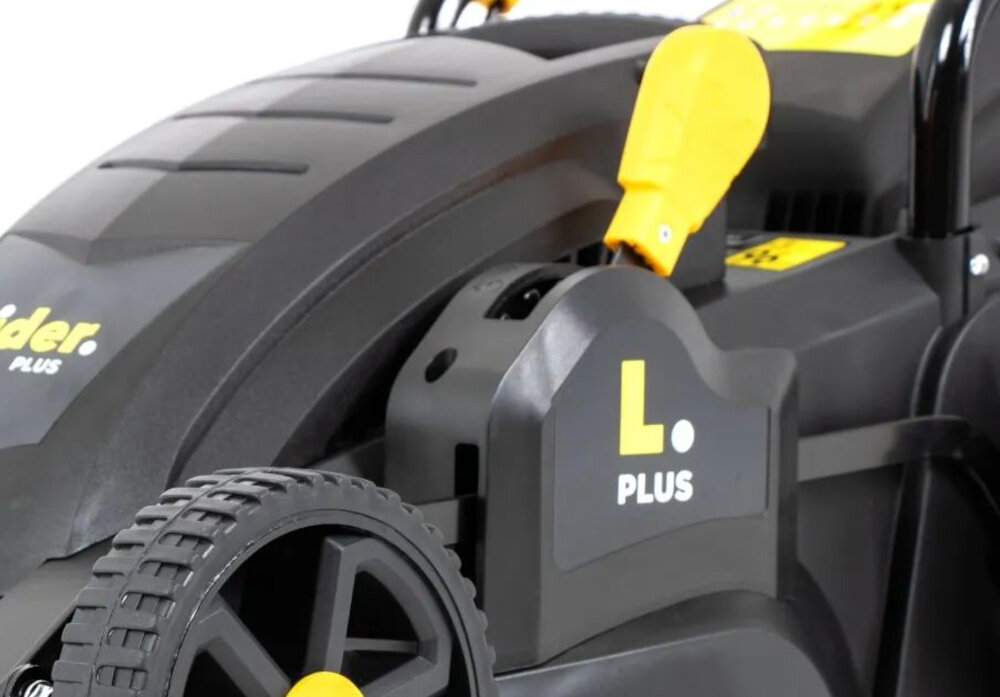 Zbliżenie na czarną kosiarkę elektryczną z żółtymi elementami, widoczne logo \'Lider PLUS\' oraz napis \'L. PLUS\'.