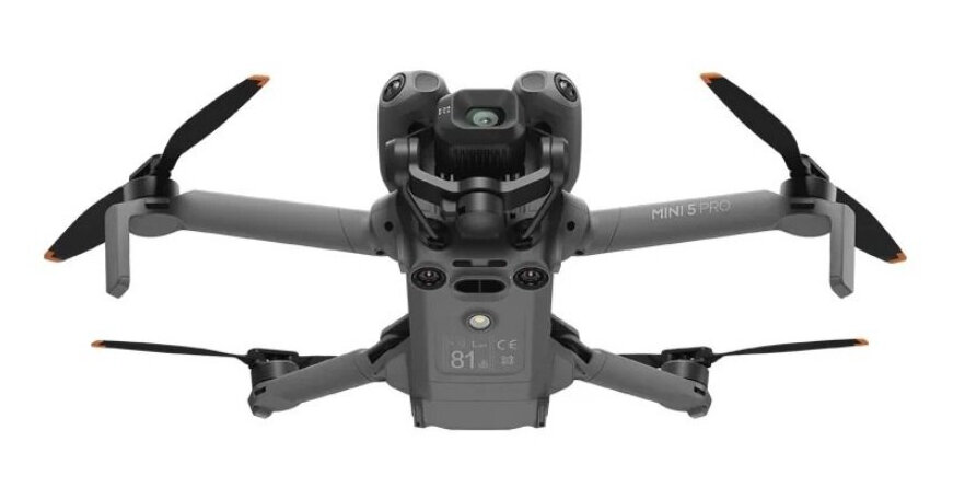 Дрон DJI Mini 5 Pro на білому тлі.