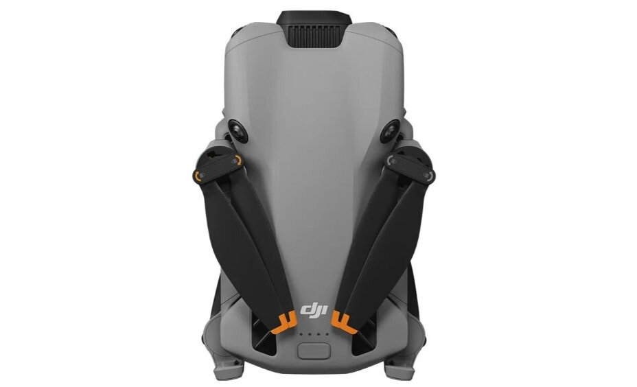 Дрон DJI Mini 5 Pro на білому тлі.