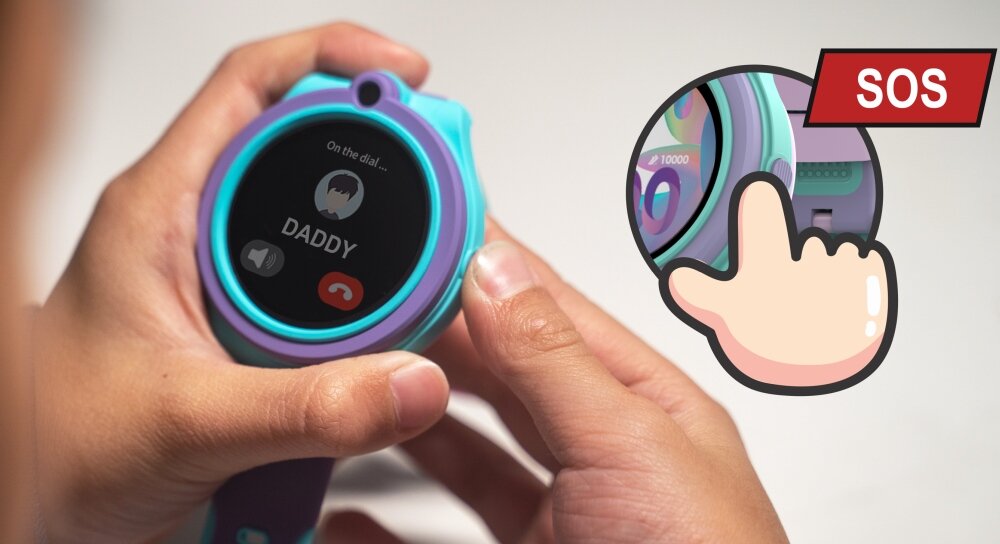 Osoba trzyma smartwatch z wyświetlaczem pokazującym połączenie z napisem \'DADDY\'. Obok znajduje się ilustracja przedstawiająca palec naciskający przycisk z napisem \'SOS\'.