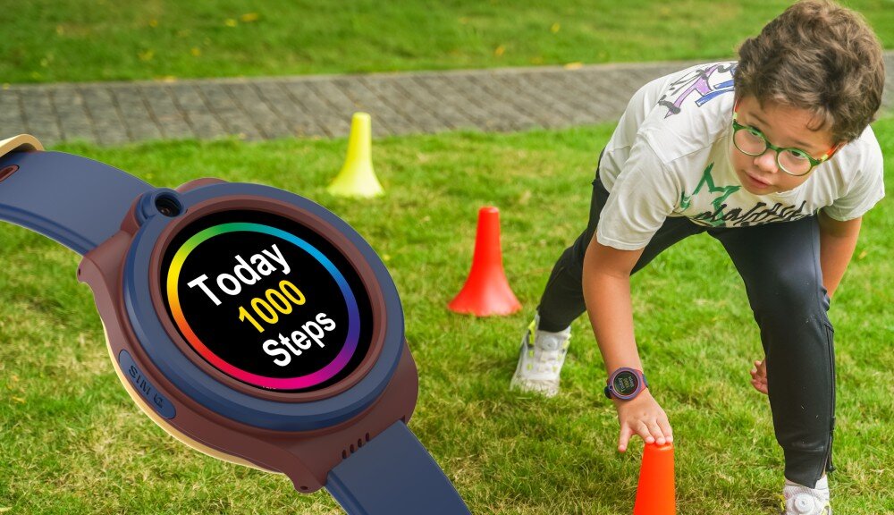 Na obrazie widać smartwatch z wyświetlaczem pokazującym tekst \'Today 1000 Steps\'. W tle dziecko w okularach bawi się na trawie, obok kolorowych pachołków.