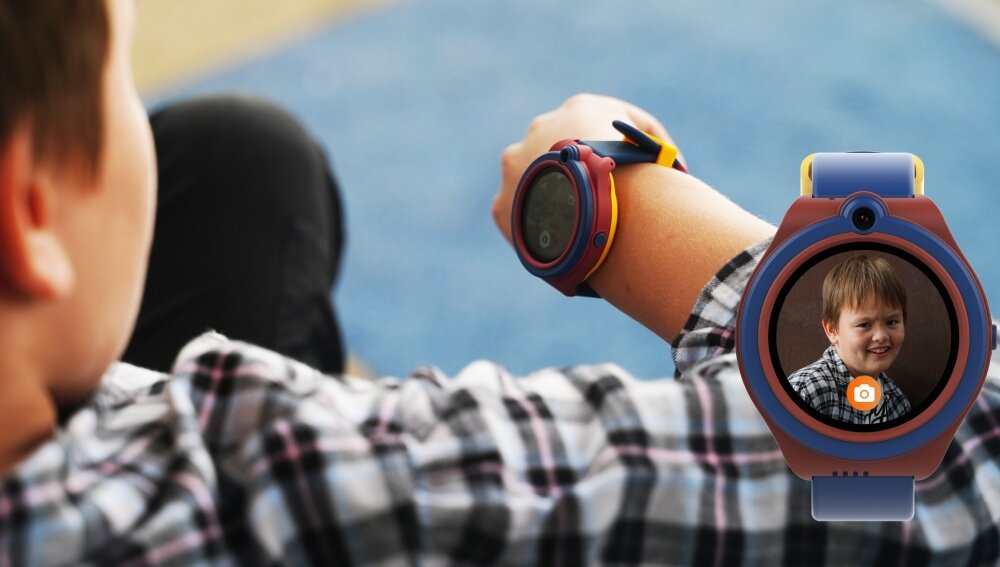 Osoba nosi smartwatch na nadgarstku, a na ekranie zegarka widoczny jest obraz dziecka. Smartwatch ma niebieski pasek i okrągły wyświetlacz.