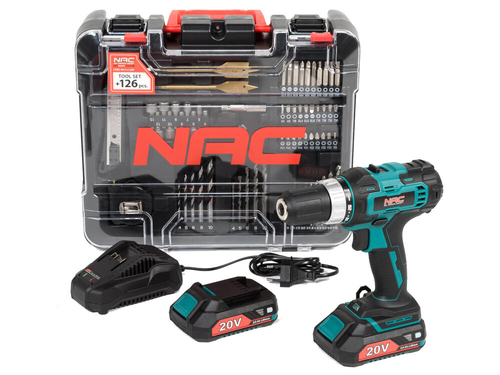 Na obrazie znajduje się wiertarko-wkrętarka z zestawem akumulatorów oraz walizką z narzędziami. Widoczne jest logo NAC oraz napis \'TOOL SET +126 pcs.\'