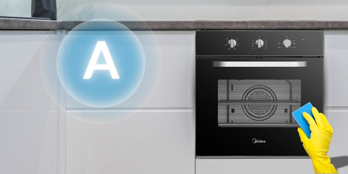 Czarny piekarnik elektryczny z trzema pokrętłami na panelu sterowania i logo \'Midea\' na drzwiach. Obok piekarnika widoczna jest ręka w żółtej rękawicy trzymająca niebieską gąbkę oraz duża litera \'A\' w niebieskim okręgu.