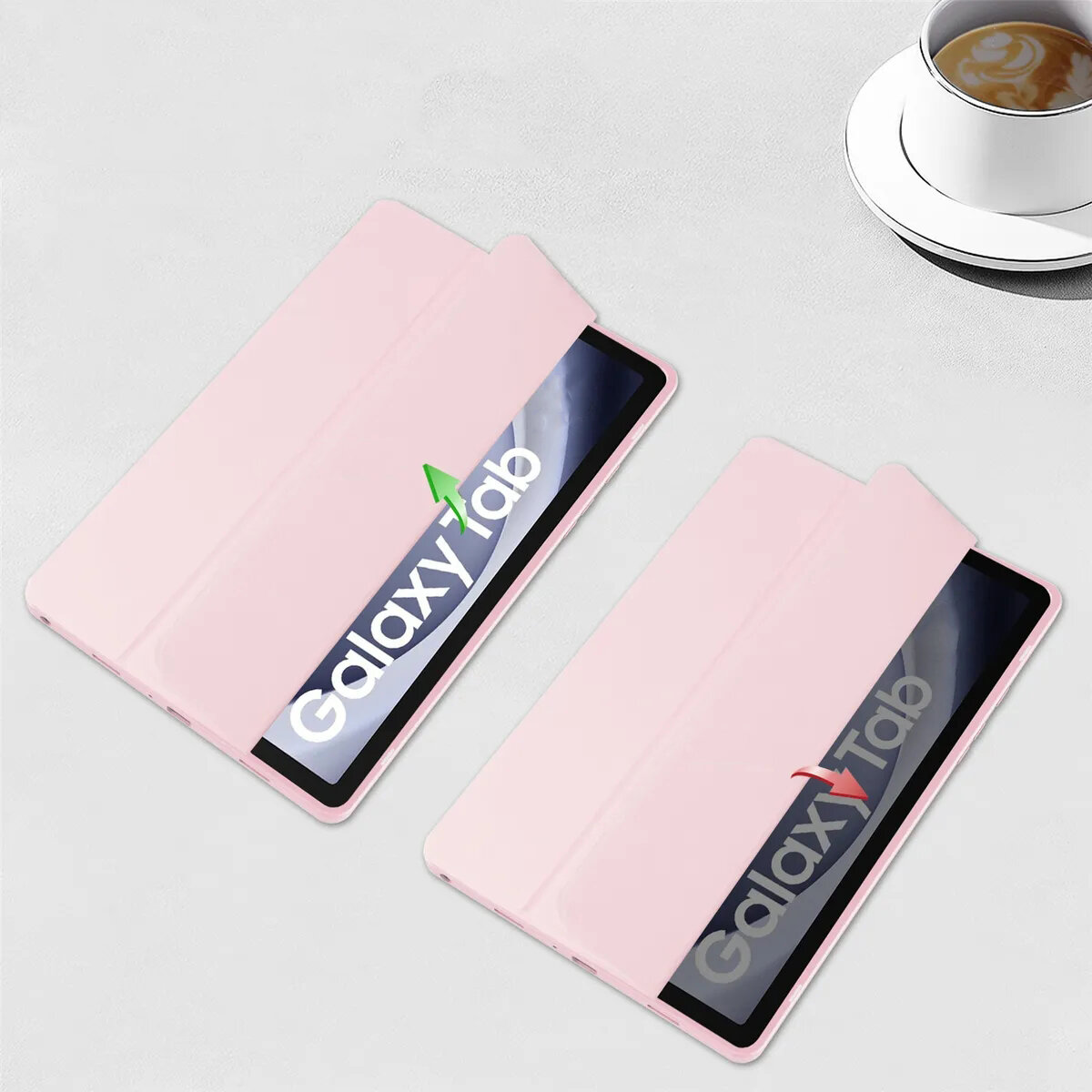 Na obrazie widoczne są dwa różowe etui na tablety, z napisem \'Galaxy Tab\' na ekranach. W tle znajduje się filiżanka z kawą na spodku.