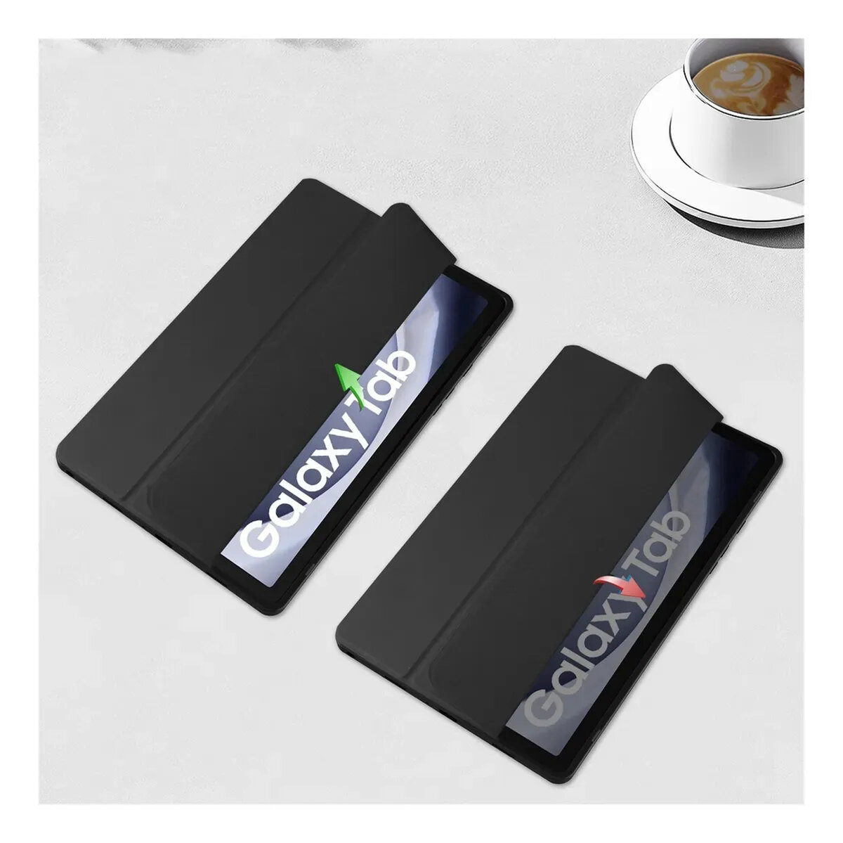 Na obrazie widoczne są dwa czarne etui na tablety z napisem \'Galaxy Tab\' na ekranach. W tle znajduje się filiżanka z kawą na spodku.