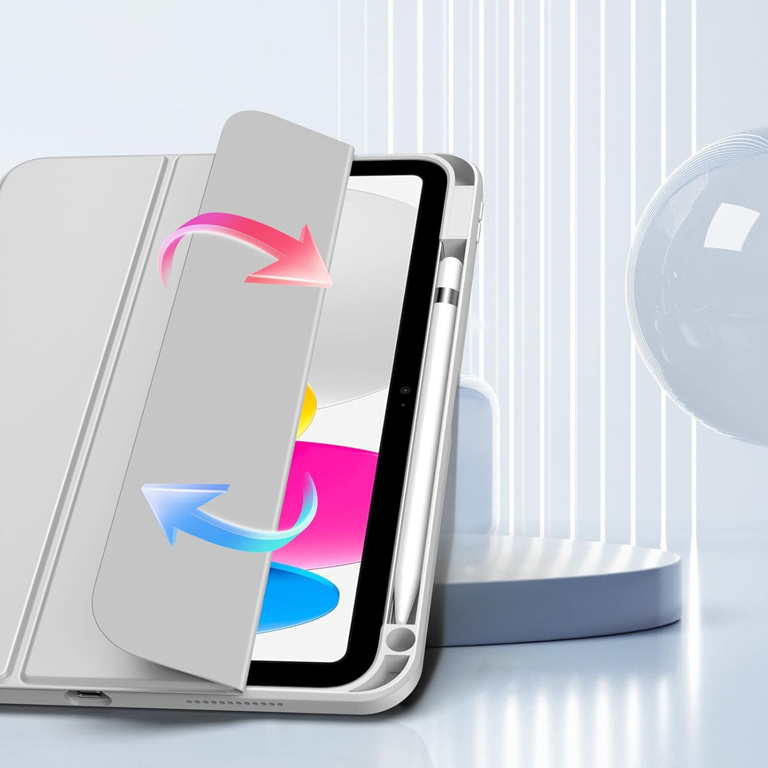 Obraz przedstawia etui na tablet z funkcją obrotową, z widocznym rysikiem umieszczonym w specjalnym uchwycie. Tło jest jasne z elementami geometrycznymi i świetlnymi.