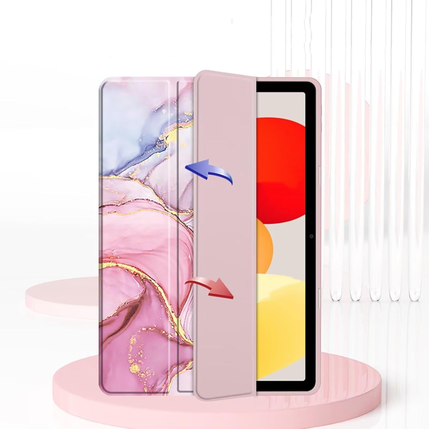 Etui z klapką do tabletu, ozdobione abstrakcyjnym wzorem w odcieniach różu i fioletu, z miejscem na rysik. Obok etui widoczny jest tablet z kolorowym ekranem.