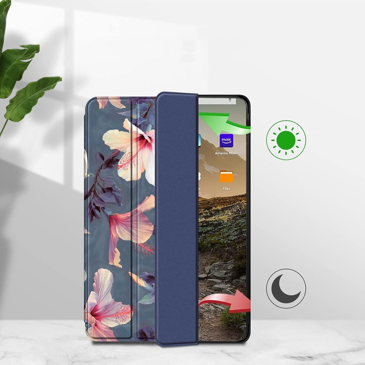 Etui z klapką do tabletu z kwiatowym wzorem i miejscem na rysik. Obok etui widoczne są ikony słońca i księżyca oraz ekran tabletu z aplikacjami Amazon Music i Files.