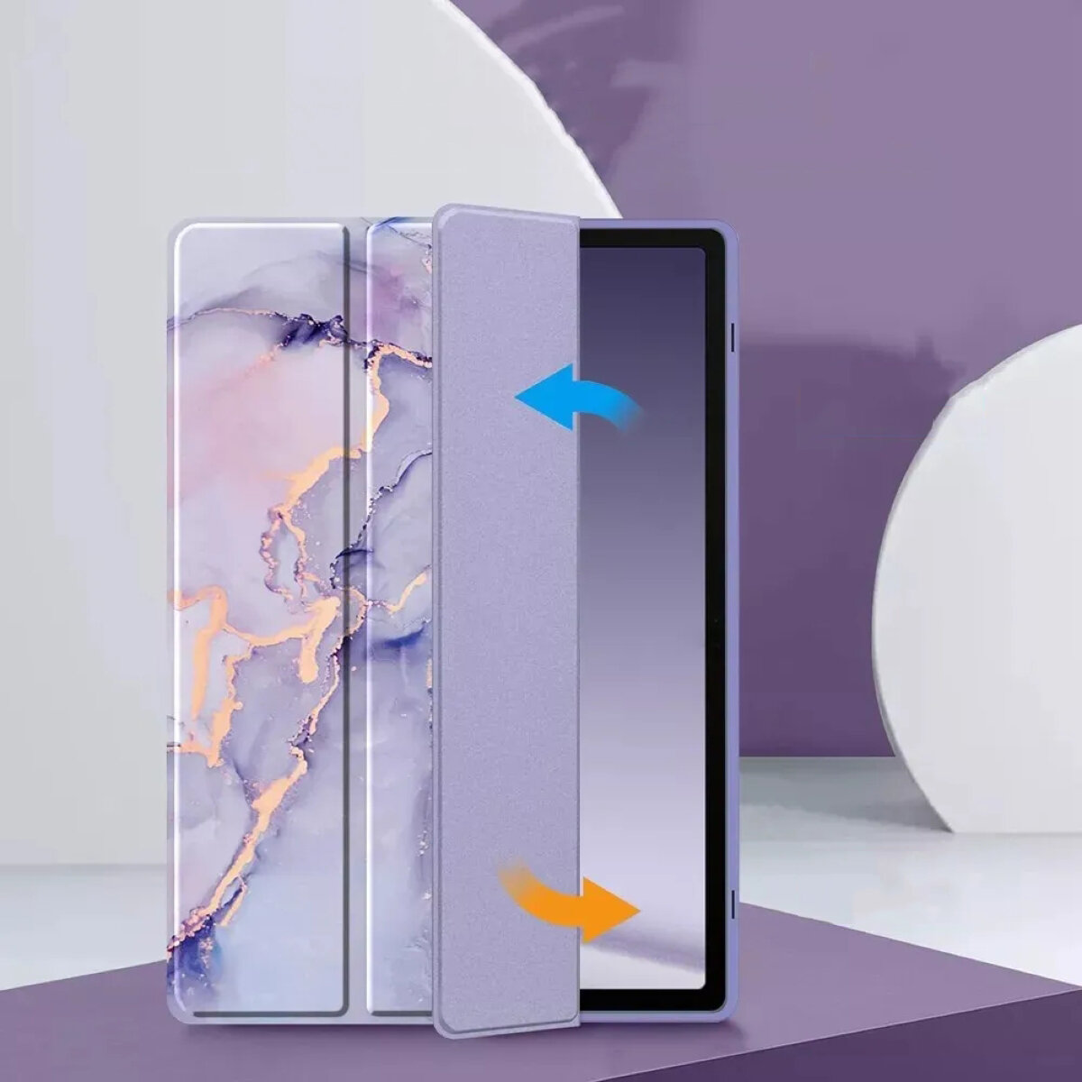 Etui do tabletu z marmurkowym wzorem i miejscem na rysik, przedstawione w pozycji otwartej. Tło jest w odcieniach fioletu z geometrycznymi kształtami.