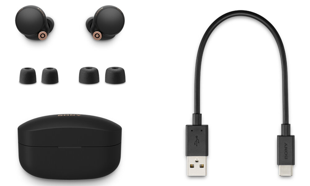 Na obrazie widoczne są czarne słuchawki dokanałowe z trzema parami wymiennych gumek, etui ładujące oraz kabel USB-C. Na etui i kablu widoczne jest logo \'SONY\'.