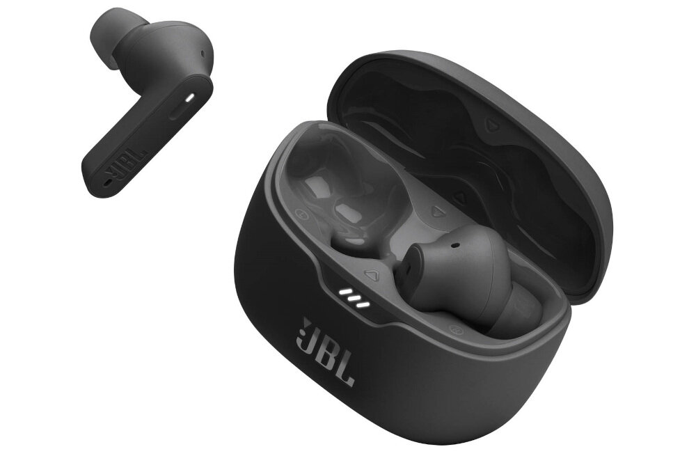Na obrazie widoczne są czarne słuchawki dokanałowe oraz etui ładujące z logo \'JBL\'. Etui jest otwarte, ukazując miejsce na słuchawki.