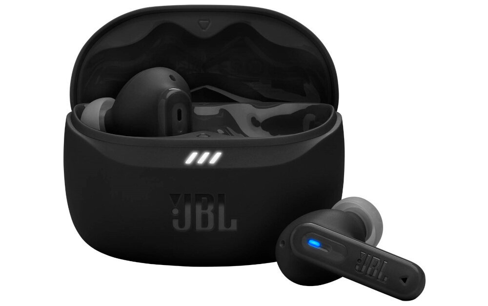Czarne słuchawki dokanałowe z funkcją ANC znajdują się w otwartym etui ładującym. Na etui widoczne jest logo JBL oraz trzy białe diody.