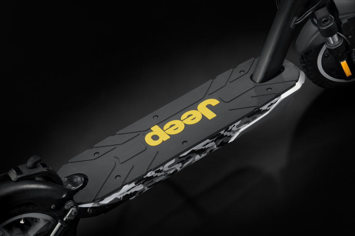 Czarna hulajnoga elektryczna z widocznym podestem, na którym znajduje się żółty napis \'jeep\'. Podest ma wzór kamuflażu na bokach.