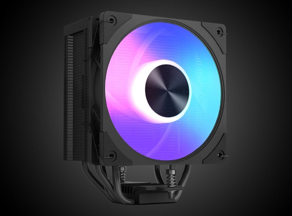 Obraz przedstawia komputerowy wentylator z podświetleniem RGB, zamontowany na radiatorze. Wentylator emituje kolorowe światło, głównie w odcieniach niebieskiego i fioletowego.