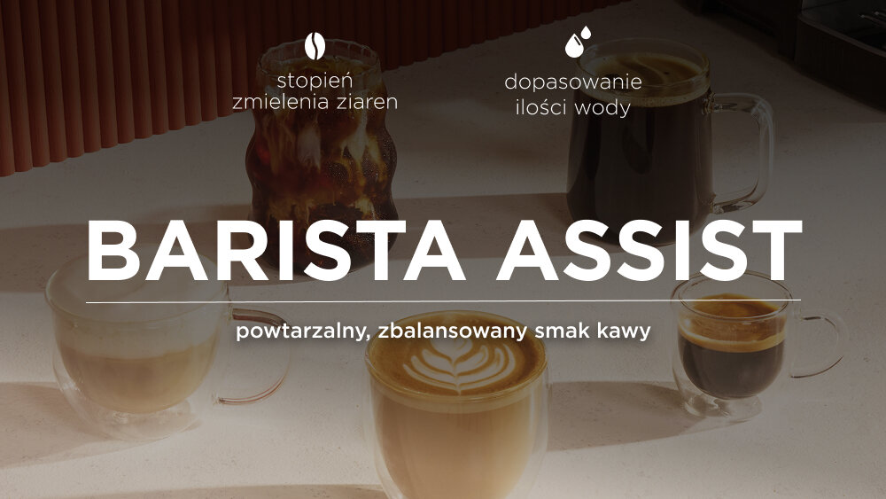 Na obrazie widoczne są różne filiżanki z kawą na stole, a w tle napis \'BARISTA ASSIST\' oraz \'powtarzalny, zbalansowany smak kawy\'. Dodatkowo znajdują się napisy \'stopień zmielenia ziaren\' i \'dopasowanie ilości wody\' z ikonami ziaren kawy i kropli wody.