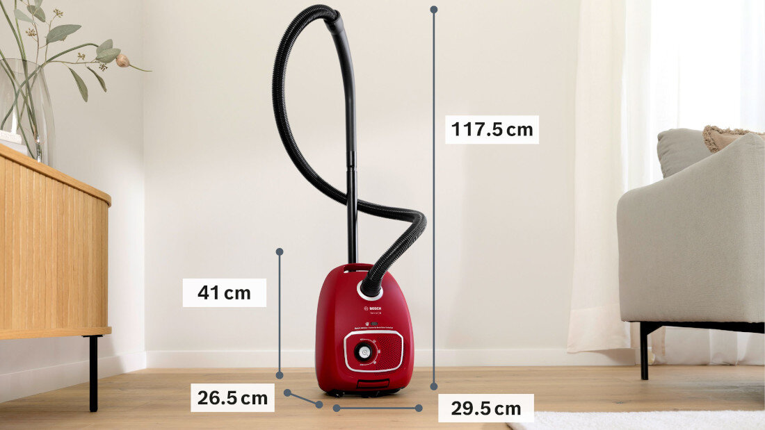 Czerwony odkurzacz z widocznymi wymiarami: wysokość 117.5 cm, szerokość 29.5 cm, głębokość 26.5 cm, wysokość korpusu 41 cm. Na odkurzaczu widoczne jest logo BOSCH i napis \'media expert\'.