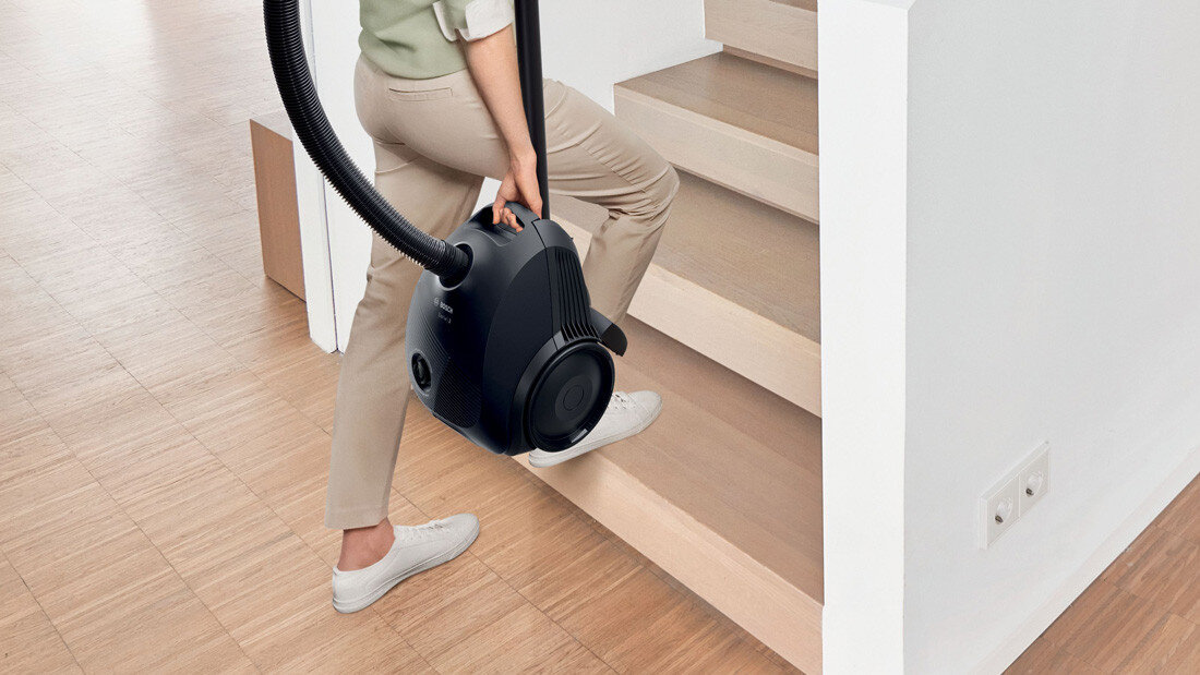 Odkurzacz BOSCH BGLS2BA3H zdjęcie lifestyle Wygodne sprzątanie Moc maksymalna 600 W Poziom hałasu wynoszący 80 dB Przewód o długości 0,5 m