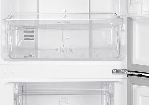 Wnętrze lodówki MPM-254-FF-51/D z zamrażalnikiem dolnym z półkami i przezroczystymi pojemnikami na produkty.