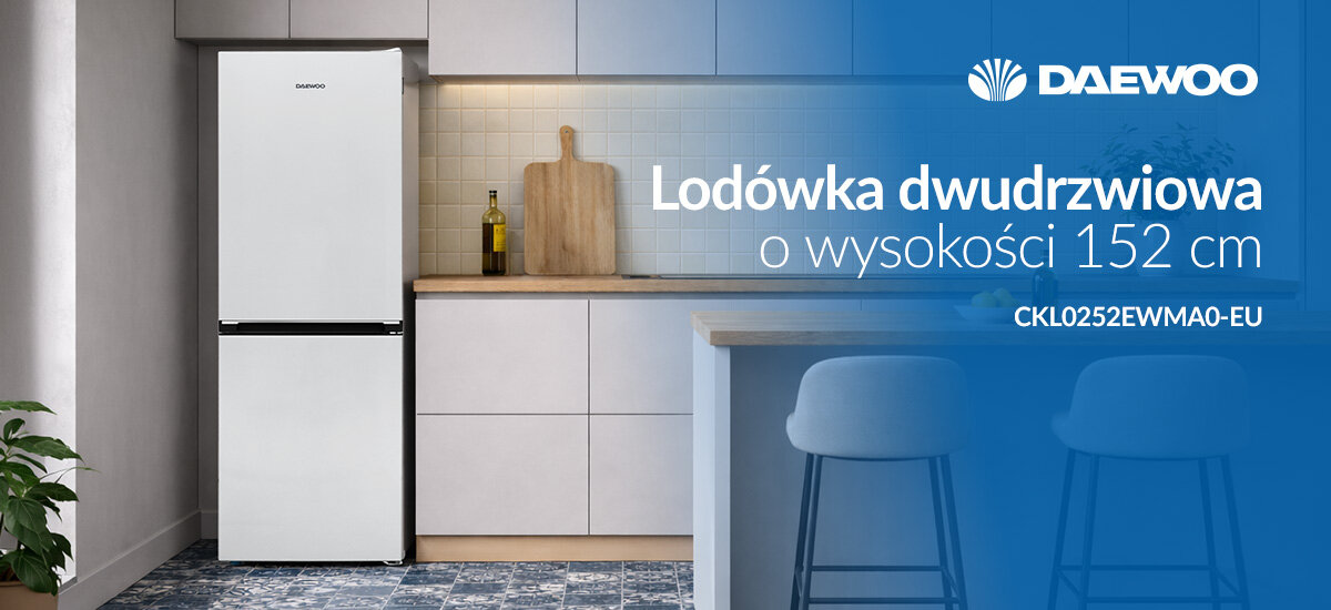 LODÓWKA DAEWOO CKL0252EWMA0-EU Lodówka dwudrzwiowa Daewoo o wysokości 152 cm ustawiona w kuchennej zabudowie. Grafika podkreśla kompaktowe wymiary urządzenia
