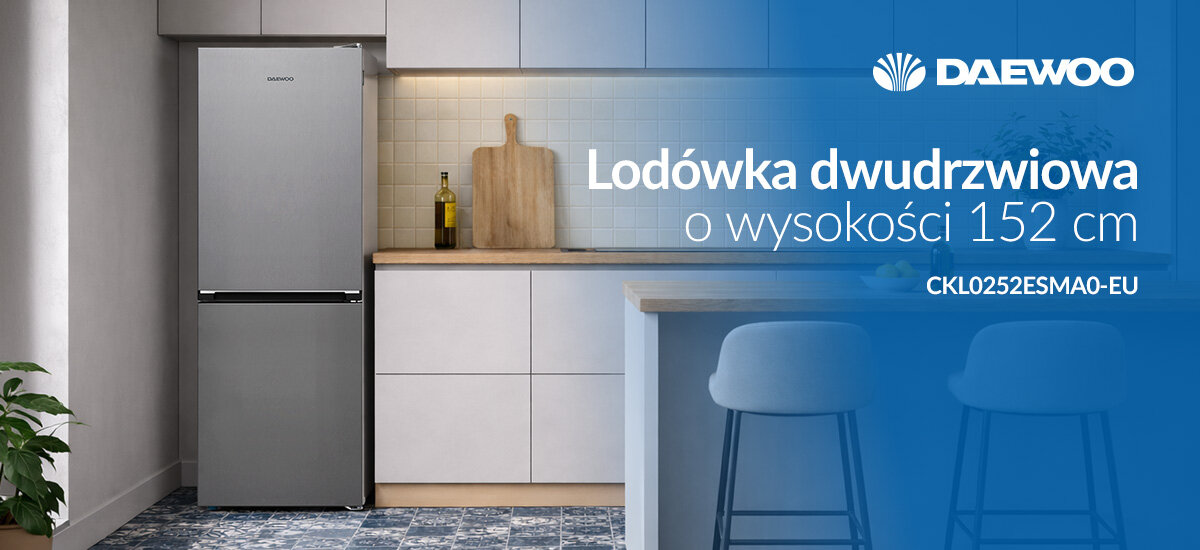 LODÓWKA DAEWOO CKL0252ESMA0-EU Lodówka dwudrzwiowa Daewoo o wysokości 152 cm ustawiona w kuchennej zabudowie. Grafika podkreśla kompaktowe wymiary urządzenia
