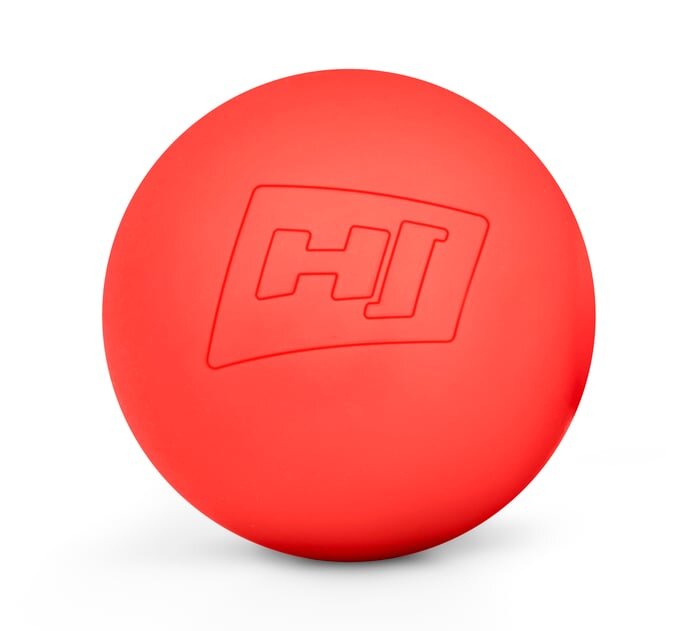 Czerwona piłeczka z wytłoczonym logo \'HI\'.
