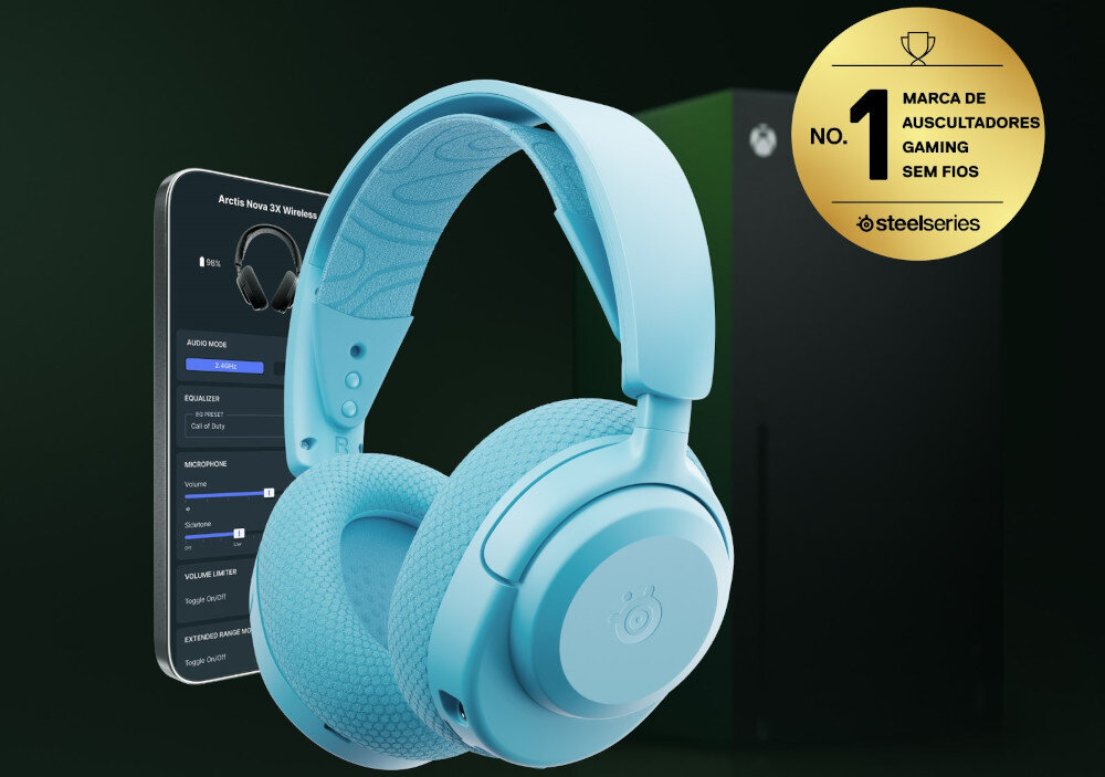 Niebieskie słuchawki nauszne z widocznym logo producenta. Obok znajduje się smartfon z aplikacją oraz złoty medal z napisem \'NO. 1 MARCA DE AUSCULTADORES GAMING SEM FIOS\' i logo steelseries.