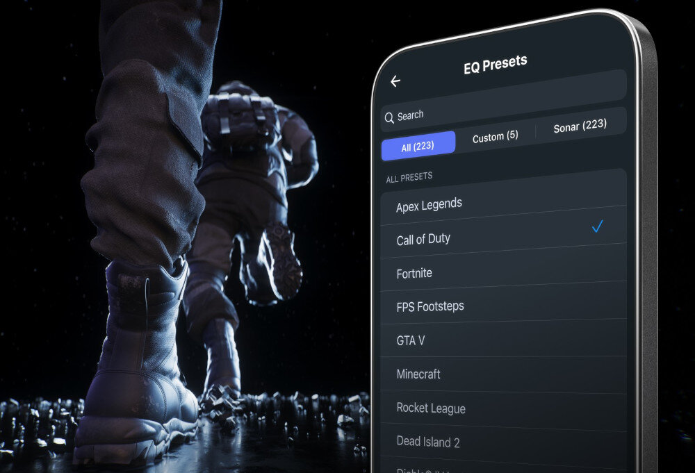 Obraz przedstawia ekran smartfona z aplikacją EQ Presets, na którym widoczne są różne ustawienia dźwięku, takie jak \'Apex Legends\', \'Call of Duty\', \'Fortnite\'. W tle widać postać w wojskowym stroju idącą po mokrej powierzchni.