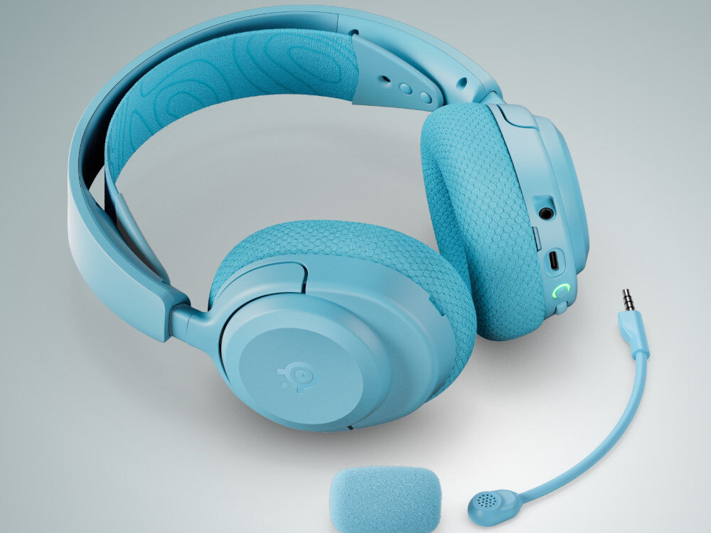 Niebieskie słuchawki nauszne z odłączanym mikrofonem i widocznym logo producenta. Na jednej z muszli znajdują się przyciski i porty, w tym wejście audio.