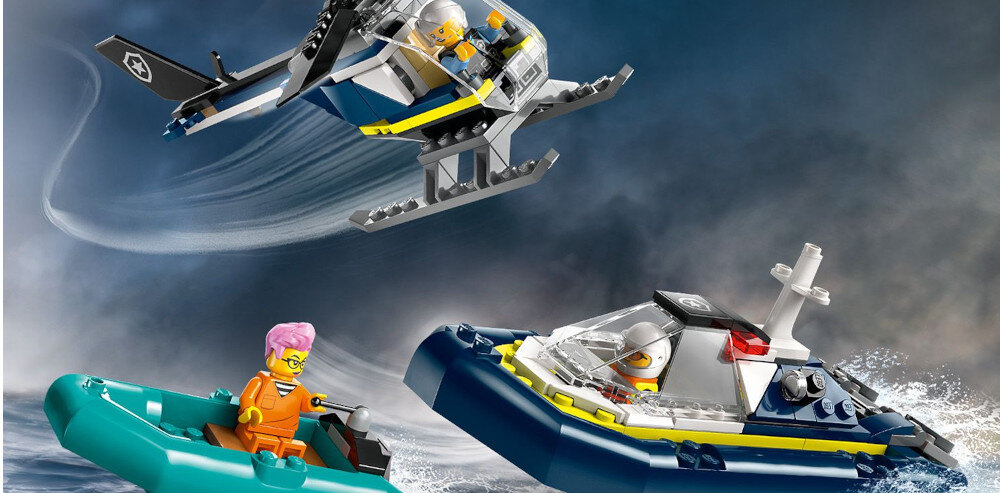 Na obrazie widoczne są trzy figurki LEGO w pojazdach: helikopterze, motorówce i pontonie, na tle burzowego nieba i wzburzonej wody. Figurka w pomarańczowym stroju znajduje się w zielonym pontonie.