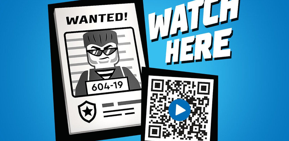 Obraz przedstawia plakat z napisem \'WANTED!\' i rysunkiem postaci w masce oraz numerem \'604-19\'. Obok znajduje się kod QR z ikoną odtwarzania i tekstem \'WATCH HERE\'.