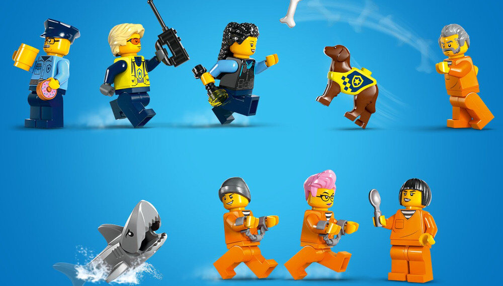 Na niebieskim tle widoczne są figurki LEGO przedstawiające postacie w strojach policyjnych i więziennych, a także psa i rekina. Postacie są w dynamicznych pozach, a jedna z nich trzyma krótkofalówkę.