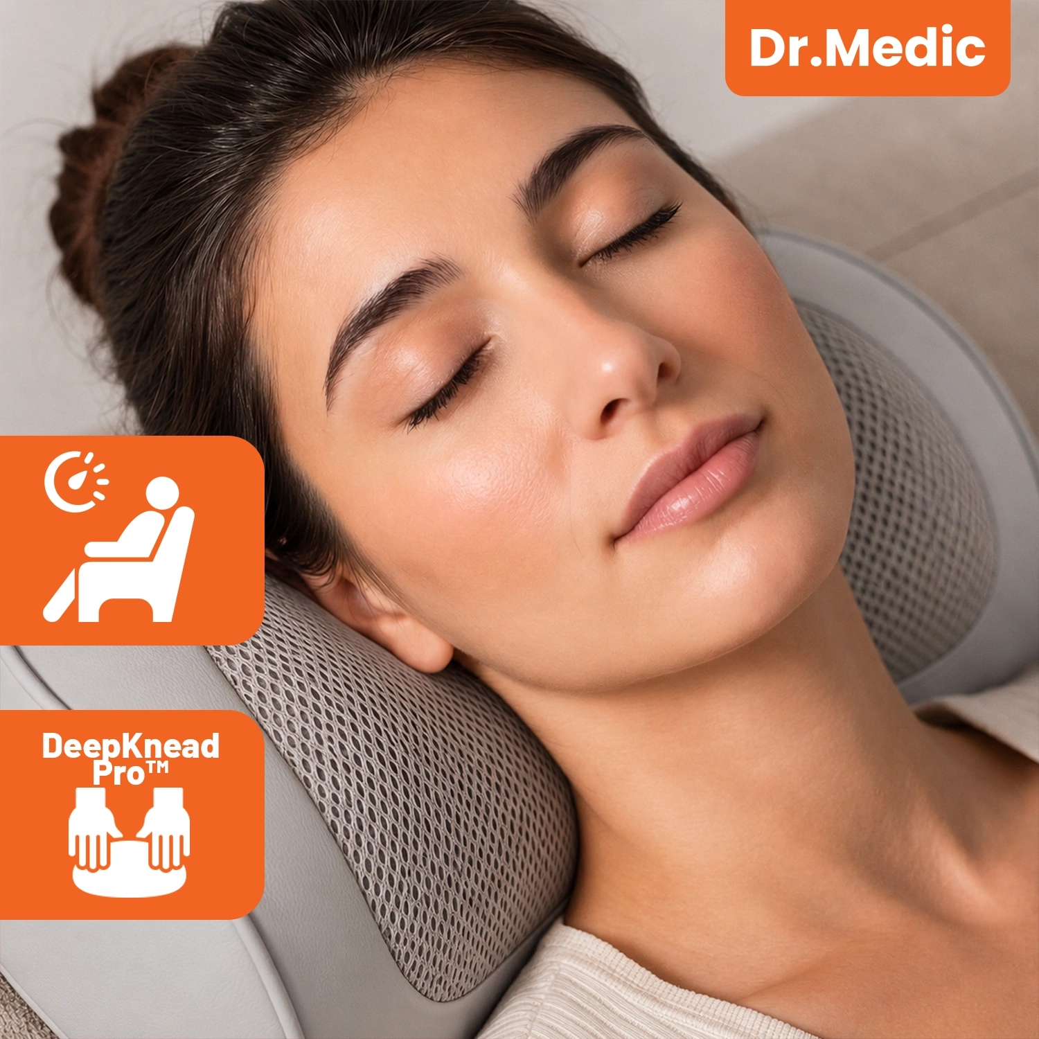 Osoba z zamkniętymi oczami korzysta z poduszki masującej z siateczkowym pokryciem. Widoczne są napisy: \'Dr.Medic\', \'DeepKnead Pro™\' oraz ikona osoby siedzącej z zegarem.