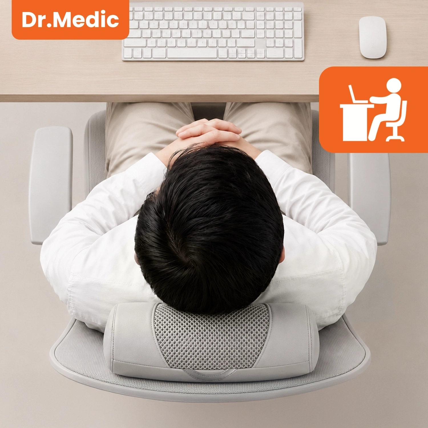 Osoba siedzi na krześle biurowym z masażerem pod głową, przed biurkiem z klawiaturą i myszką. W lewym górnym rogu widoczne jest logo \'Dr.Medic\'.