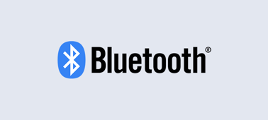 Logo Bluetooth z niebieskim symbolem i czarnym napisem na jasnym tle.