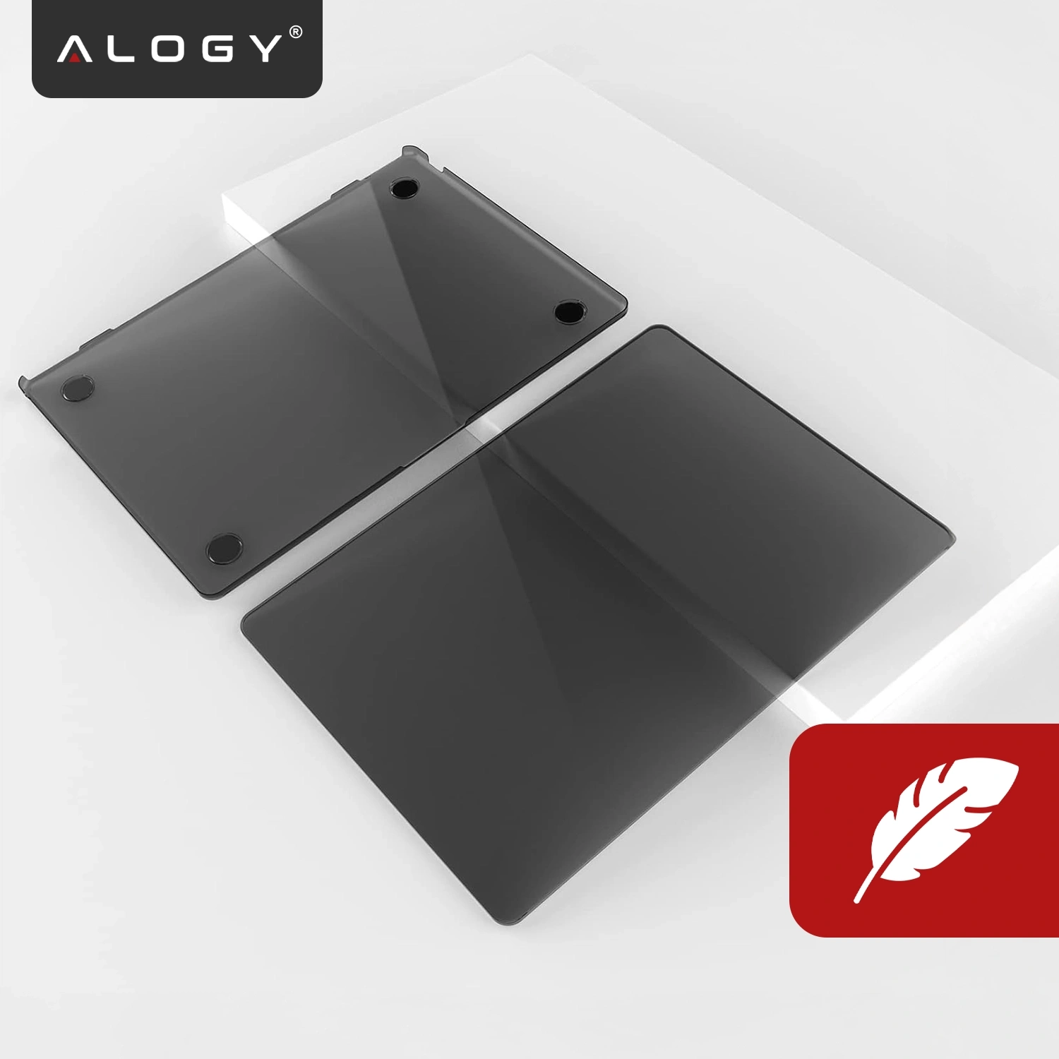 Na obrazie widoczne są dwie części czarnego, matowego etui na laptopa, leżące na białej powierzchni. W lewym górnym rogu znajduje się logo \'ALOGY\', a w prawym dolnym rogu czerwony symbol pióra.