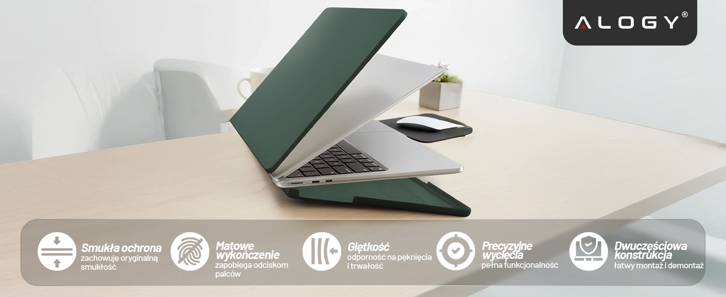 Na biurku znajduje się otwarty laptop z zielonym, matowym etui. W górnej części obrazu widoczne jest logo \'ALOGY\', a na dole ikony z napisami: \'Smukła ochrona\', \'Matowe wykończenie\', \'Giętkość\', \'Precyzyjne wycięcia\', \'Dwuczęściowa konstrukcja\'.