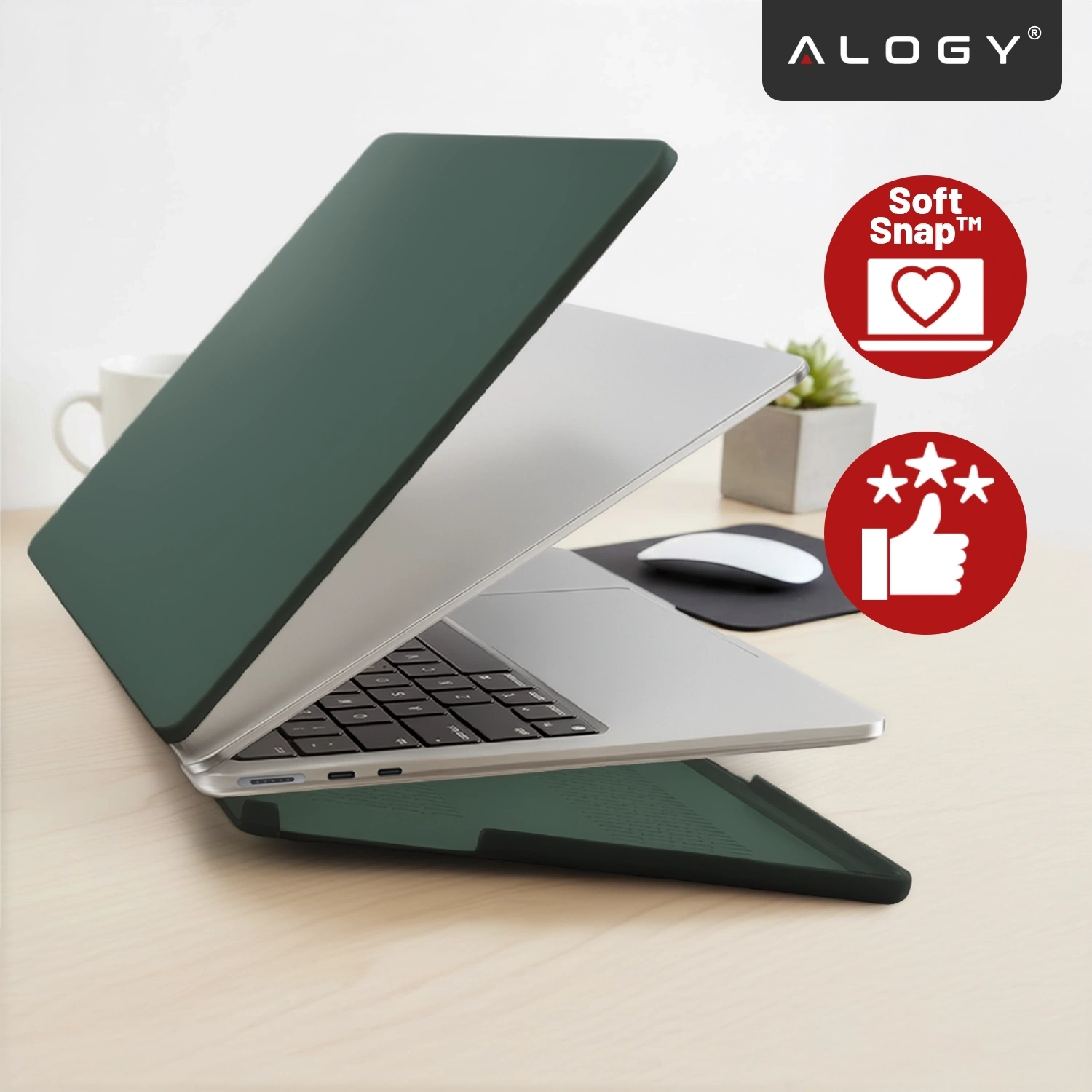 Na obrazie widoczny jest laptop w zielonym, matowym etui, częściowo otwarty na biurku. W prawym górnym rogu znajduje się logo \'ALOGY\' oraz dwa czerwone symbole z napisami \'Soft Snap™\' i ikoną kciuka w górę z gwiazdkami.
