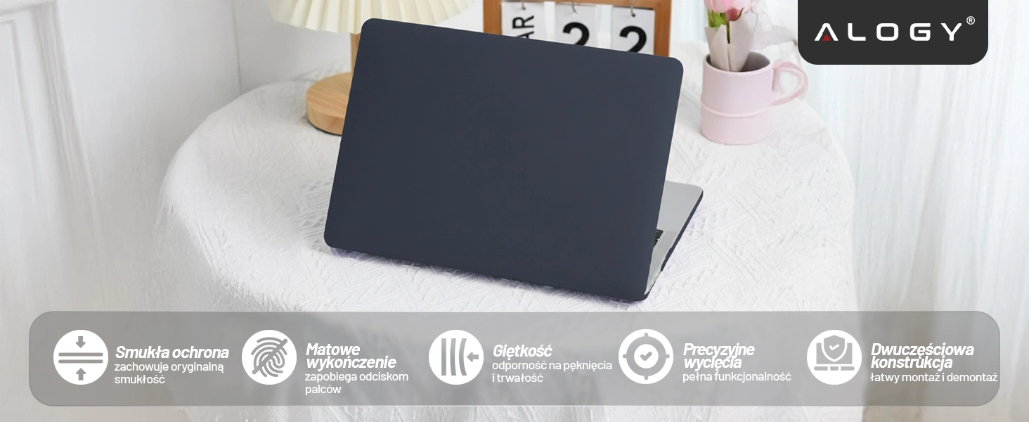 Na stole znajduje się laptop z granatowym, matowym etui marki Alogy. Na dole obrazu widoczne są ikony z tekstem: \'Smukła ochrona\', \'Matowe wykończenie\', \'Giętkość\', \'Precyzyjne wycięcia\', \'Dwuczęściowa konstrukcja\'.