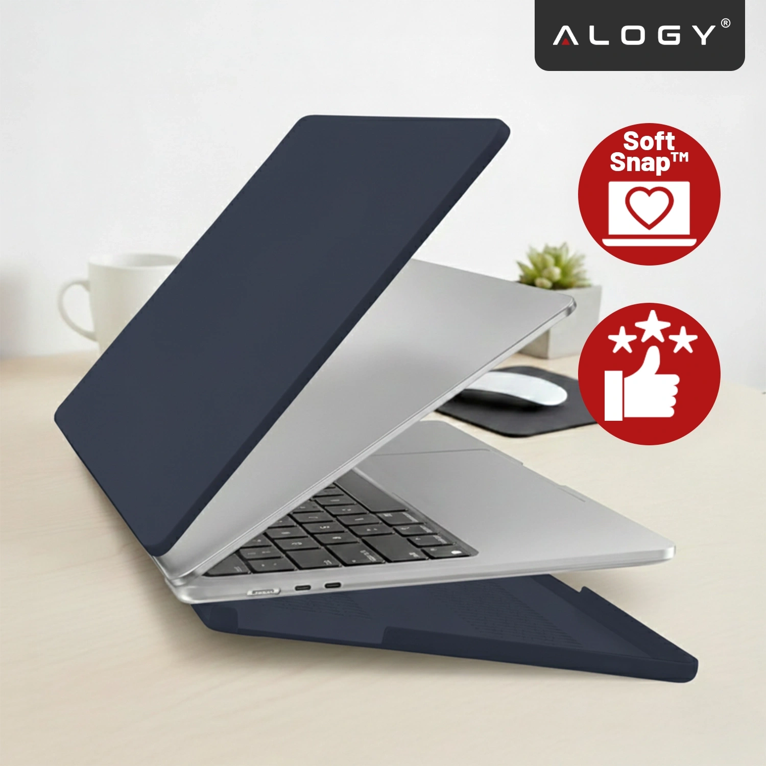 Na biurku znajduje się laptop z granatowym, matowym etui ochronnym. W prawym górnym rogu widoczne jest logo \'ALOGY\' oraz dwa czerwone symbole z napisami \'Soft Snap™\' i ikoną kciuka w górę z gwiazdkami.