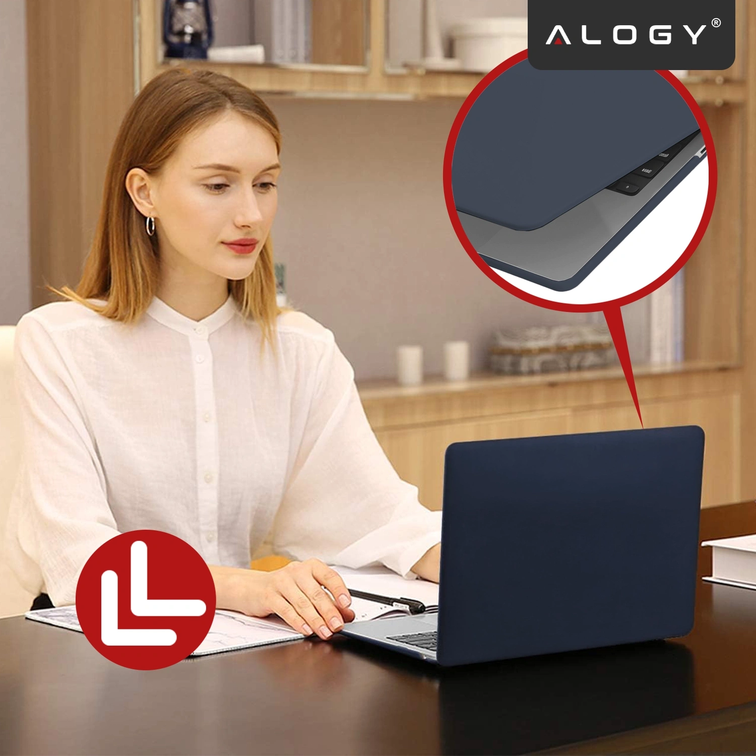 Kobieta siedzi przy biurku z laptopem w granatowym etui. W prawym górnym rogu widoczne jest logo \'ALOGY\'.