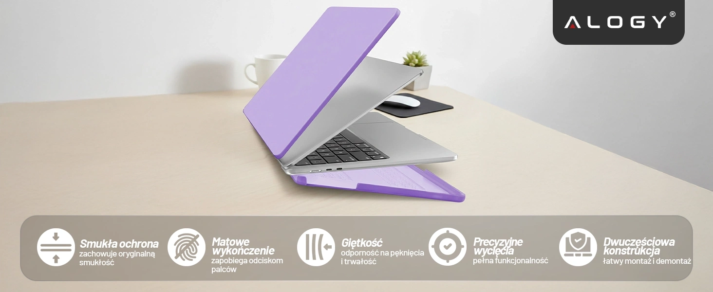 Na biurku znajduje się otwarty laptop z fioletowym etui, a w tle widoczna jest filiżanka i myszka. Na dole obrazu znajdują się ikony z tekstem: \'Smukła ochrona zachowuje oryginalną smukłość\', \'Matowe wykończenie zapobiega odciskom palców\', \'Giętkość odporność na pęknięcia i trwałość\', \'Precyzyjne wycięcia pełna funkcjonalność\', \'Dwuczęściowa konstrukcja łatwy montaż i demontaż\'.