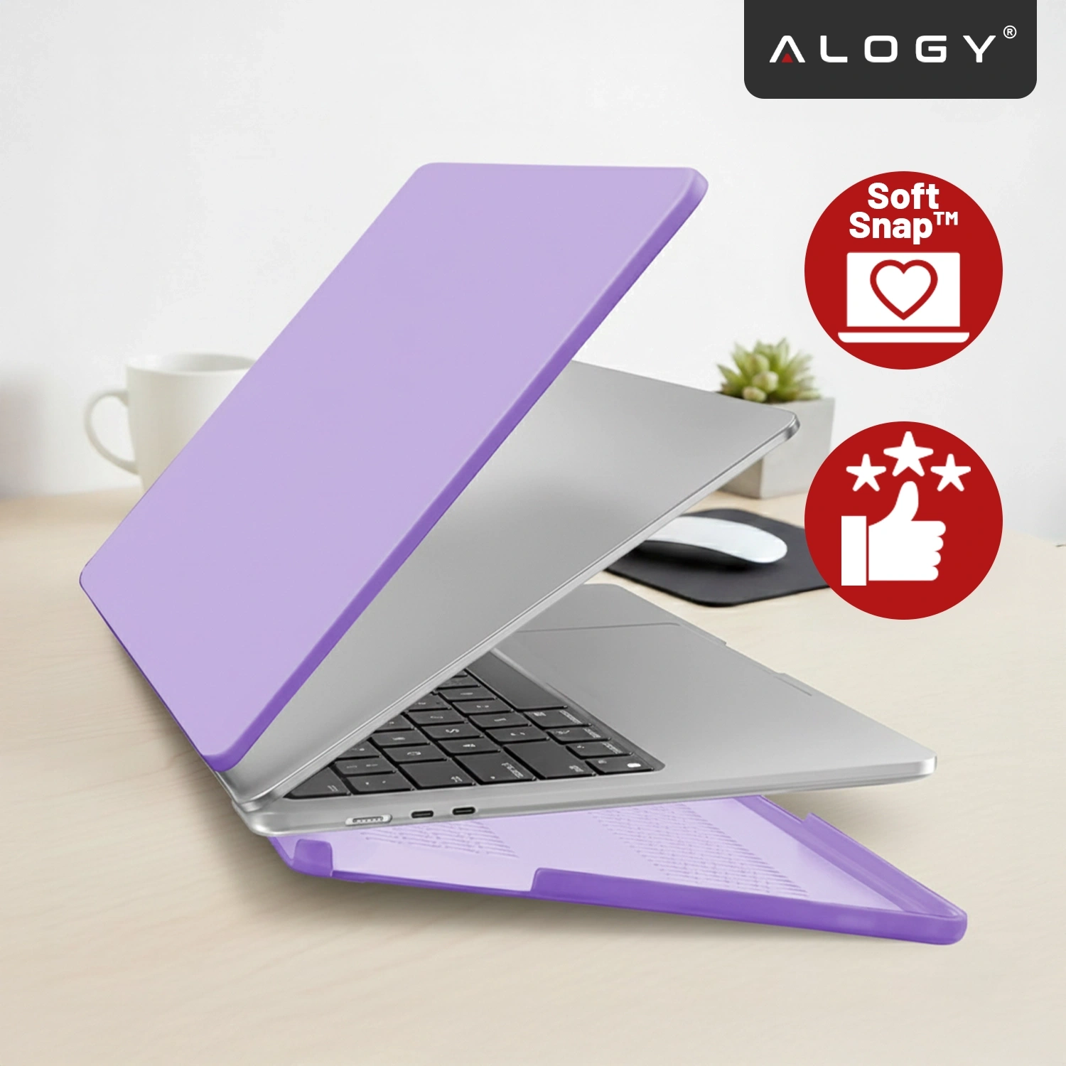 Na obrazie widoczny jest laptop z fioletowym, matowym etui, częściowo otwarty na biurku. W prawym górnym rogu znajduje się logo \'ALOGY\' oraz dwa czerwone symbole z napisami \'Soft Snap™\' i ikoną laptopa oraz kciukiem w górę z gwiazdkami.
