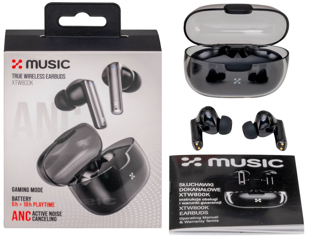 Na obrazie widoczne są czarne słuchawki dokanałowe z etui oraz opakowanie z napisem \'X MUSIC TRUE WIRELESS EARBUDS XTW800K\'. Obok znajduje się instrukcja obsługi z logo \'X MUSIC\'.