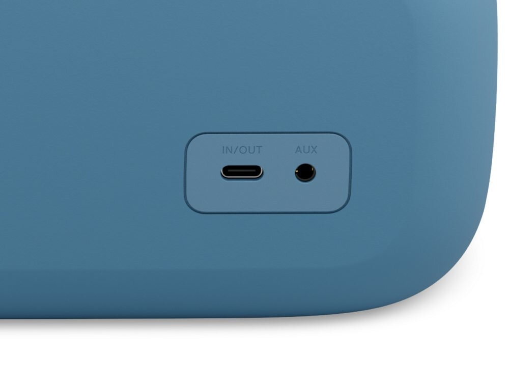 Obraz przedstawia niebieską powierzchnię z dwoma portami: USB-C oznaczonym jako \'IN/OUT\' oraz gniazdem AUX. Porty znajdują się na prostokątnej płytce wbudowanej w urządzenie.