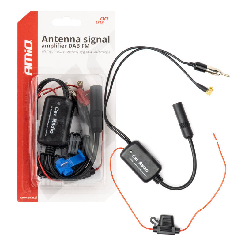 Opakowanie produktu z napisem \'Antenna signal amplifier DAB FM\' oraz \'Wzmacniacz antenowy sygnału radiowego\'. Obok opakowania widoczny jest czarny wzmacniacz z napisem \'Car Radio\' oraz przewody z różnymi złączami.