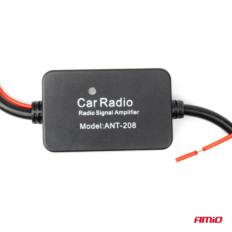Czarny wzmacniacz sygnału radiowego z napisem \'Car Radio Radio Signal Amplifier Model: ANT-208\'. W prawym dolnym rogu widoczne jest logo \'AMiO\'.
