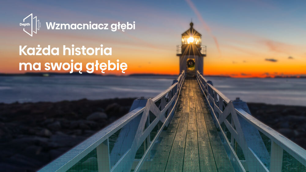 Na obrazie widoczna jest latarnia morska oświetlona na tle zachodzącego słońca. Na obrazie znajduje się tekst: \'Wzmacniacz głębi\', \'Każda historia ma swoją głębię\'.