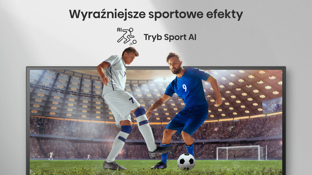Na ekranie telewizora widać dwóch piłkarzy w akcji na stadionie. Nad telewizorem znajduje się tekst: \'Wyraźniejsze sportowe efekty Tryb Sport AI\'.